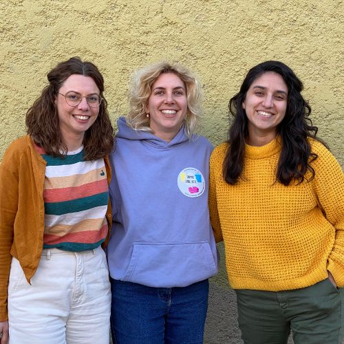 Foto von Julia, Caro und Pamela von rehab republic e. V. als „Einmal ohne, bitte“-Team München mit Verlinkung zur Teamvorstellung