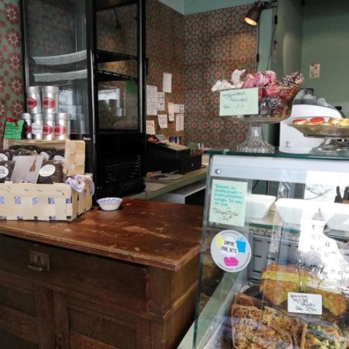 Foto einer Cafétheke mit Sticker von „Einmal ohne, bitte“