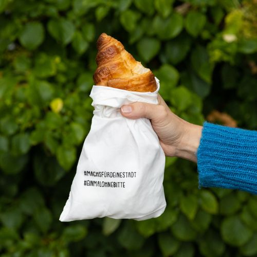Foto eines mit Croissant gefüllten Stoffbeutels