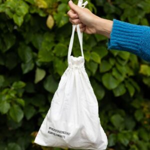 Foto eines hochgehaltenen Stoffbeutels