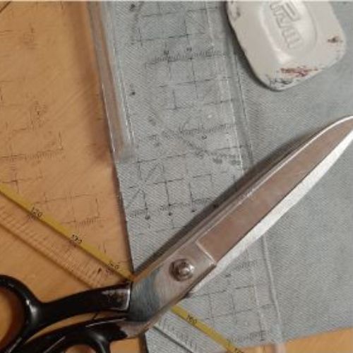 Foto zum ersten Schritt für eine selbstgenähte Bechermanschette: Schere, Lineal und Kreide auf Jeansstoff