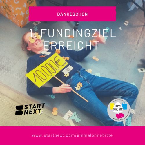 Foto einer Wupperin von „Einmal ohne, bitte“ im Geldregen mit Schild, auf dem „10.000 €“ steht, und dem Text: „Dankeschön – 1. Fundingziel erreicht“ und Link zur Startnext-Kampagne