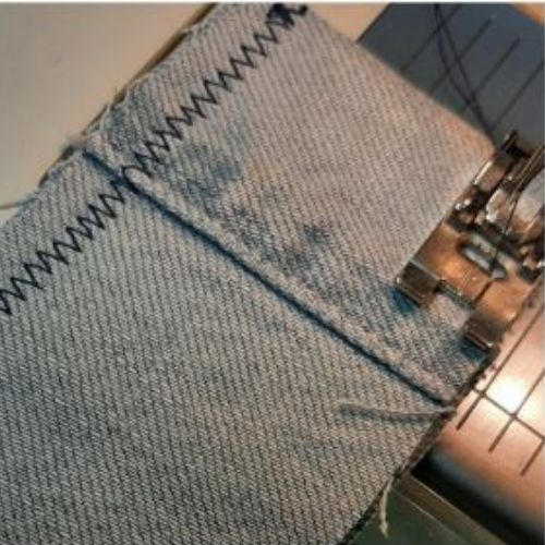 Foto zum zweiten Schritt für eine selbstgenähte Bechermanschette: Jeansstoff unter der Nähmaschine