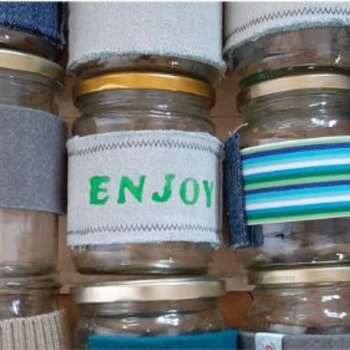 Foto zum vierten Schritt für eine selbstgenähte Bechermanschette: Schraubgläser mit fertigen Manschetten